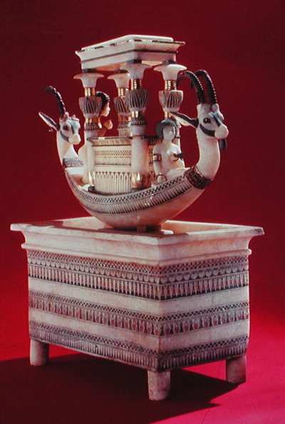 Kista med en båt dekorerad med två huvuden av en syrisk stenbock och två kvinnofigurer som tros vara prinsessan Mutnedjmet, från Tutankhamons grav (ca 1370-1352 f.Kr.) Nya kungariket (alabaster) (se även 14) av Egyptian 18th Dynasty