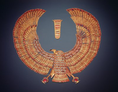 Krage i form av gamgudinnan Nekhbet, från Tutankhamons grav (ca 1370-1352 f.Kr.) Nya kungariket (guld inlagt med halvädelstenar) (se även 153789) av Egyptian 18th Dynasty