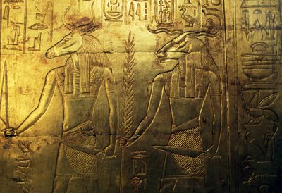 Gudar, gravyr av bakre panelen i det tredje begravningskapellet täckt med guld, Tutankhamuns skattkammare, Egypten, Egyptisk civilisation, Nya riket, XVIII:e dynastin av Egyptian 18th Dynasty
