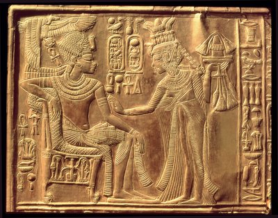 Detalj från Tutankhamons gyllene helgedom (ca 1370-52 f.Kr.) som visar drottningen som smörjer honom med doftande unguent, New Kingdom (trä överdraget med gesso täckt med guldplåt) av Egyptian 18th Dynasty