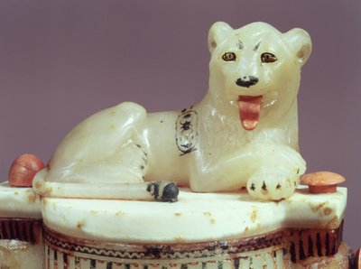 Detalj av locket till en unguent burk med en figur av kungen som ett lejon, från Tutankhamons grav (ca 1370-52 f.Kr.) Nya kungariket (målad alabaster) (se även 148194) av Egyptian 18th Dynasty