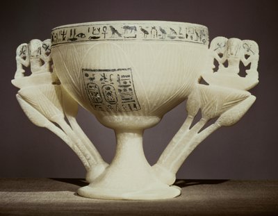 Drickskopp i form av en halvöppen lotusblomma, hittad vid ingången till Tutankhamons grav (ca 1370-52 f.Kr.) Nya kungariket (alabaster) (se även 162302 & 228555) av Egyptian 18th Dynasty