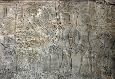 Egyptisk antikvitet: ansluter från graven av Kha em Het (Khaemhat) vindsinspektör och skrivare till Amenophis III:s domstol (TT57) som representerar offerbärare. 18:e dynasti. 1530-1290 f.Kr. Vallee des Nobles. Luxor, Västbanken, Egypten av Egyptian 18th Dynasty