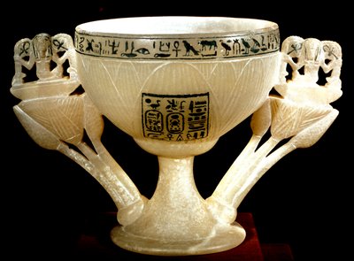 Egyptisk antikvitet: bägare av den odödliga av Thebes välgörare. Lotusformad albasterkalk. Från kassören för Tutankhamun (hela Ankh-amun eller Tutankhamun) (1345-1327 f.Kr.) 18:e dynastin. finns i kungarnas dal, Thebe. 1342 f.Kr. Kairo, egyptiska av Egyptian 18th Dynasty