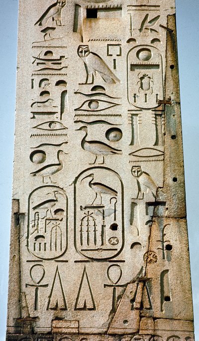 Egyptisk antikvitet: detalj av Lateranense-obelisken täckt med hieroglyfer från Amons tempel i Thebe. 1400-talet f.Kr. Johannes torg, Rom av Egyptian 18th Dynasty