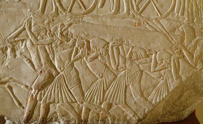 Egyptisk antikvitet: slavar som bar en obelisque under det faraonska Egyptens stora verk. Detalj av en relief från graven av en hög tjänsteman från den sena 18:e dynastin. 1570-1320 f.Kr. Bologna, Civico Museo Archeologico av Egyptian 18th Dynasty