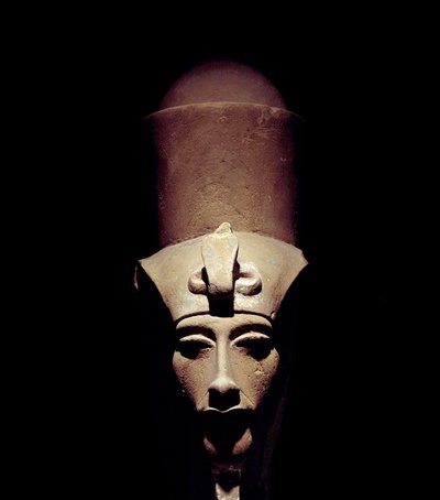 Egyptisk antikvitet: staty av Amenhotep IV (Amenophis IV eller Akhenaton) som bär dubbelkronan. 1301 f.Kr. 18:e dynasti. Detalj av skulpturen. Från Amon Ra-templet i Thebe. Luksor (Luxor eller eller Luqsor). Luxor museum. Egypten av Egyptian 18th Dynasty