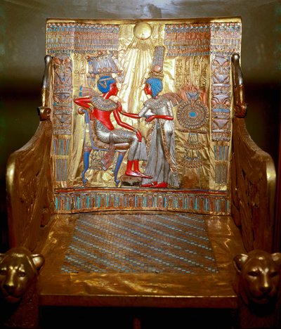 Egyptisk antikvitet: en trone i gyllene trä och målad av Tutankhamon som är en del av faraos Tresor. Representation av drottning Ankhesenpaaton (Ankhesenpaamon, Ankhesenamon) som masserar med olja axeln på sin bror och hustru Tutankhamun under th av Egyptian 18th Dynasty