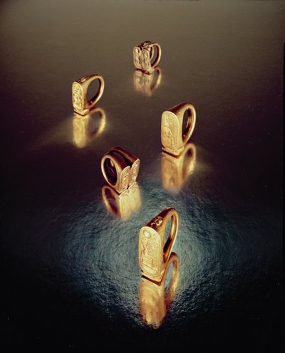 Fem ringar, från Tutankhamons grav, Nya kungariket (guld) av Egyptian 18th Dynasty