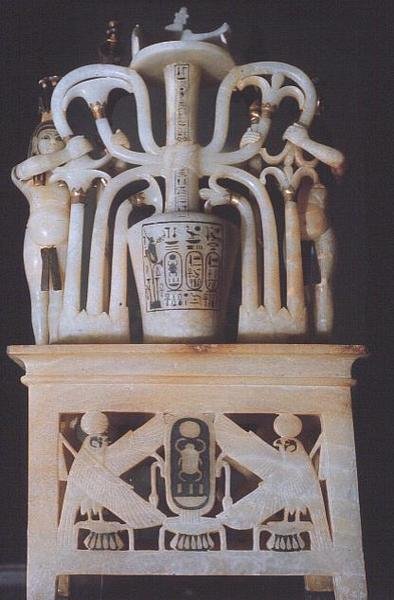 Blommig unguent burk, från Tutankhamons grav (ca 1370-1352 f.Kr.) New Kingdom (alabaster) (se även 227993) av Egyptian 18th Dynasty