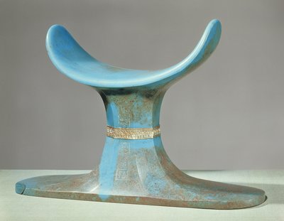 Nackstöd, från Tutankhamons grav (ca 1370-52 f.Kr.) New Kingdom (blå glaspasta) av Egyptian 18th Dynasty