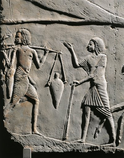 Livet i ett militärläger: vattenbärare får order av en officer, relief från Horemhebs grav i Saqqara. Detalj. av Egyptian 18th Dynasty