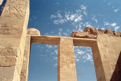 Överliggare vid ingången till Hathors kapell, Hatshepsuts bårhustemplet, Nya kungariket, ca 1552-1296 f.Kr. av Egyptian 18th Dynasty