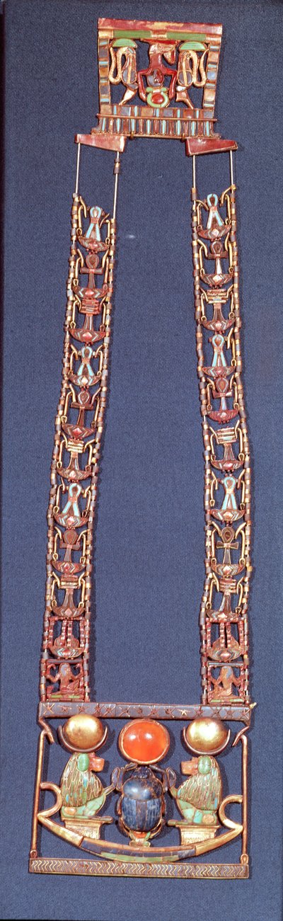 Halsband av den uppgående solen, från Tutankhamons grav (ca 1370-52 f.Kr.) New Kingdom (guld inlagt med halvädelstenar) av Egyptian 18th Dynasty