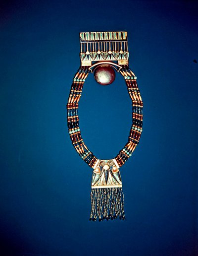 Halsband med månbröst, från Tutankhamons grav, New Kingdom (elektrum, fältspat, lapis lazuli och guldpärlor) av Egyptian 18th Dynasty