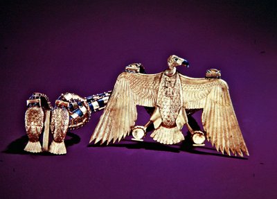 Halsband med gävlehänge, från Tutankhamons grav, Nya riket (guld med inläggningar av lapis lazuli och korallsten) (se även 228214 & 324491) av Egyptian 18th Dynasty
