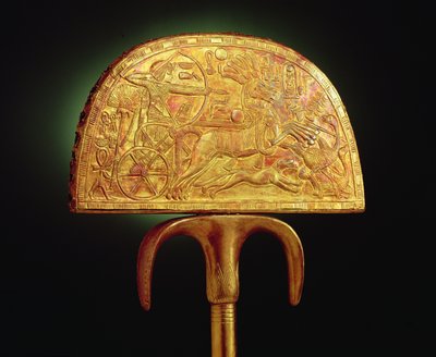 Strutsfjäderfläkt, från Tutankhamons grav (ca 1370-1352 f.Kr.) Nya kungariket (trä täckt med guldplåt) (se även 3975) av Egyptian 18th Dynasty