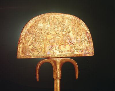 Strutsfjäderfläkt, från Tutankhamons grav, Nya kungariket (trä täckt med guldplåt) (baksidan av 324497) av Egyptian 18th Dynasty