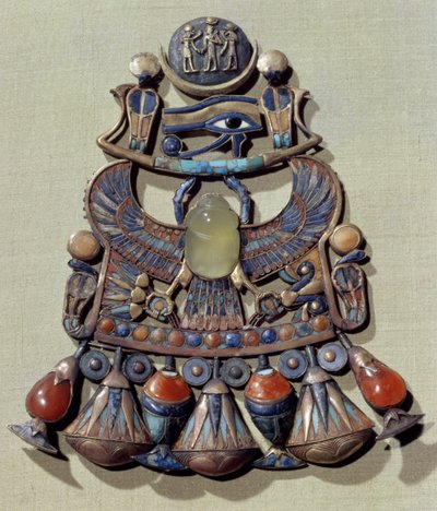 Pectoral med en fågelskarabé, från Tutankhamons grav (ca 1370-52 f.Kr.) New Kingdom (guld cloisonne dekorerad med halvädelstenar och glaspasta) av Egyptian 18th Dynasty