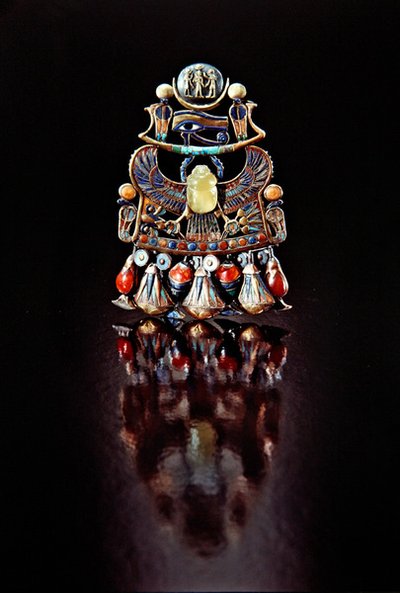 Pectoral med en fågelskarabé, från Tutankhamons grav, New Kingdom (guld cloisonne dekorerad med halvädelstenar och glaspasta) av Egyptian 18th Dynasty