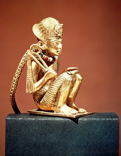 Hänge som representerar Amenophis III (1403-1365 f.Kr.) från Tutankhamons grav, Nya kungariket (guld) (se även 391019) av Egyptian 18th Dynasty