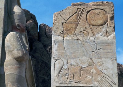 Pelare med basrelief av Horus och dubbel krona som vilar på uraeus, symbol för kunglig makt, Hatshepsuts begravningstempel, Deir el-Bahari, Luxor, Thebe (Unescos världsarvslista av Egyptian 18th Dynasty