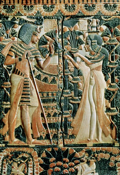 Plack från locket på en kassakista som visar Tutankhamon (ca 1370-52 f.Kr.) och hans fru Ankhesenamun i en trädgård, New Kingdom (målat elfenben) av Egyptian 18th Dynasty