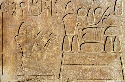 Drottning Hatshepsut (ca 1503-1482 f.Kr.) knäböjer framför ett offerbord, Amuntemplet, Nya kungariket av Egyptian 18th Dynasty