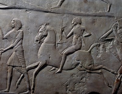 Stafett till häst, detalj av väggrelief föreställande ett militärläger med soldater, kalksten, från Horemhebs memfitiska grav i Saqqara, Egyptisk civilisation, Nya riket, XVIII:e dynastin av Egyptian 18th Dynasty