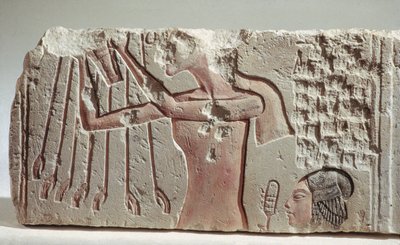 Relief som visar Akenhaten och hans dotters offer till Aten, Nya kungariket, ca 1352-1336 f.Kr. (kalksten) av Egyptian 18th Dynasty