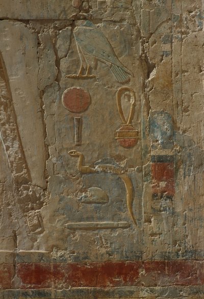 Relief föreställande Horus, gudinnan Hathors kapell, från Hatshepsuts bårhustemplet (ca 1503-1482 f.Kr.) Nya kungariket (målad kalksten) av Egyptian 18th Dynasty