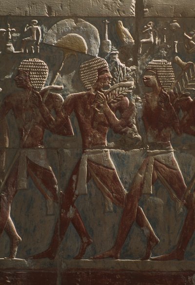 Relief som visar en parad till gudinnan Hathors ära, detalj, från Hatshepsuts bårhustemplet (ca 1503-1482 f.Kr.) New Kingdom (målad kalksten) (se även 382845) av Egyptian 18th Dynasty