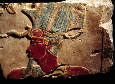 Relief som representerar faraos krona Thutmosis (Tuthmosis eller Thutmus) III krona Atef av Egyptian 18th Dynasty