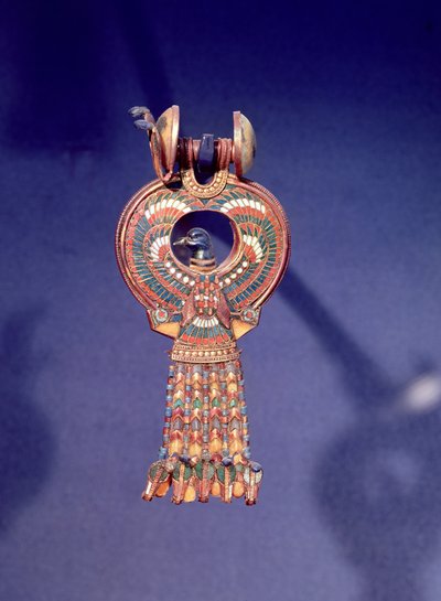 Höger örhänge från ett par örhängen med en blåfågel, från Tutankhamons grav, Konungarnas dal, Thebe, ca 1347-37 f.Kr. (guld och smält glas) (se även 344028) av Egyptian 18th Dynasty