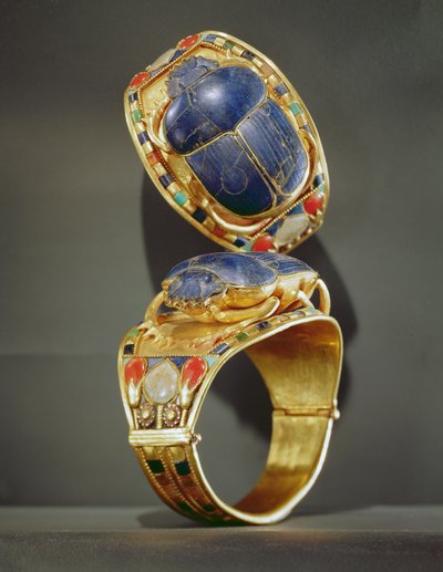 Scarab armband, från Tutankhamons grav, New Kingdom (guld & lapis lazuli) av Egyptian 18th Dynasty