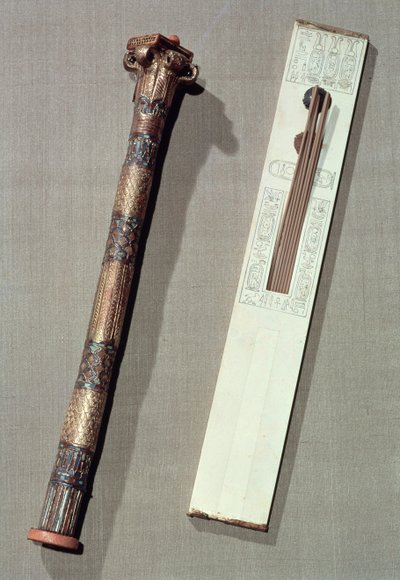 Skrivarpalett och ett fodral för att skriva vass, från Tutankhamons grav (ca 1370-52 f.Kr.) New Kingdom (se även 228566) av Egyptian 18th Dynasty