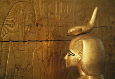 Staty av Selkis eller Serket som skyddar kista med kanopiska burkar, Tutankhamuns skattkammare av Egyptian 18th Dynasty