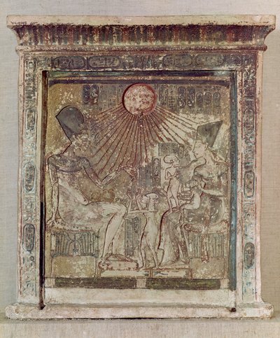 Stela föreställande Aten som ger liv och välstånd åt Amenophis IV (Akhenaten) (ca 1352-1336 f.Kr.), hans fru, Nefertiti och tre av deras döttrar, från Tell el-Amarna, Nya kungariket, ca 1353-1337 f.Kr. av Egyptian 18th Dynasty