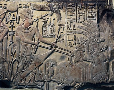 Stele av Amenhotep III som visar faraon köra en vagn. 1391 -1353 f.Kr. Stenskulptur. Kairo, Egyptiska museet, Kairo. Från Qina, Dayr al-Bahri. Thebe. av Egyptian 18th Dynasty