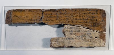 Tavla av skrivlärling, med text ur Satir över hantverk, trä, 52x20,5x1 cm, Egyptisk civilisation, Nya riket, XVIII:e dynastin av Egyptian 18th Dynasty