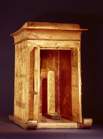 Tutankhamons gyllene helgedom (ca 1370-1352 f.Kr.) Nya kungariket (trä överdraget med gesso täckt med guldplåt) (se även 267767) av Egyptian 18th Dynasty