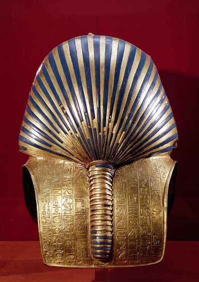 Baksidan av guldmasken, från skatten från Tutankhamon (ca 1370-1352 f.Kr.) Nya kungariket, ca 1340 f.Kr. (guld inlagt med halvädelstenar) av Egyptian 18th Dynasty