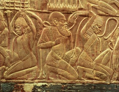 Egyptens fiender besegrade och förslavade, detalj från insidan av en av de statsvagnar som hittades i Tutankhamuns grav (ca 1370-52 f.Kr.) Nya riket, ca 1340 f.Kr. (stuckatur av trä täckt med guld) av Egyptian 18th Dynasty