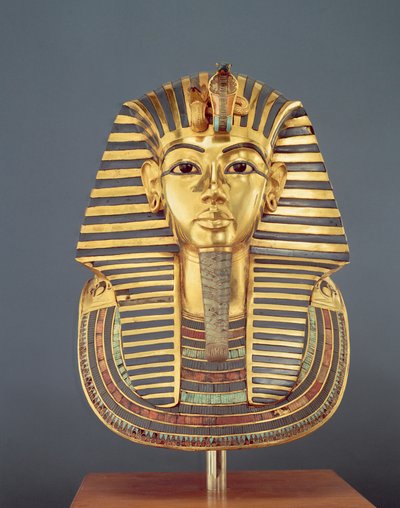 Tutankhamons begravningsmask (ca. 1370-1352 f.Kr.) Nya kungariket, ca. 1336-1327 f.Kr. (guld inlagt med halvädelstenar) (se även 227984) av Egyptian 18th Dynasty