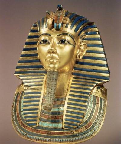 Begravningsmasken i guld, från Tutankhamons grav (ca 1370-52 f.Kr.) Nya kungariket (guld inlagt med halvädelstenar & glaspasta) (se även 3981) av Egyptian 18th Dynasty