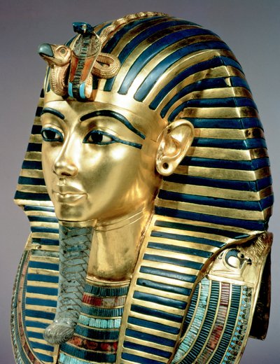 Begravningsmasken i guld, från Tutankhamons grav (ca 1370-52 f.Kr.) Nya kungariket (guld inlagt med halvädelstenar & glaspasta) (se även 3981 & 149421) av Egyptian 18th Dynasty
