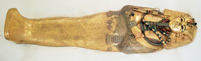 Kungens innersta kista, från Tutankhamons grav (ca 1370-1352 f.Kr.) Nya kungariket (guld inlagt med halvädelstenar) (för detaljer se 343642) av Egyptian 18th Dynasty
