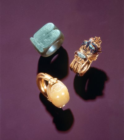 Tre ringar, från Tutankhamons grav (ca 1370-1352 f.Kr.) Nya kungariket (guld) av Egyptian 18th Dynasty