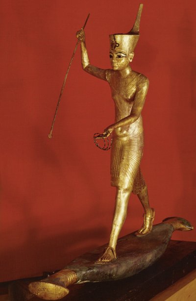 Tutenkhamun stående på en platt båt och kastande en harpun (förgyllt trä) av Egyptian 18th Dynasty