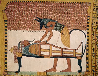 Anubis går på Sennedjems Mummy, från Tomb of Sennedjem, The Workers Village, New Kingdom (väggmålning) (se även 67892) av Egyptian 19th Dynasty